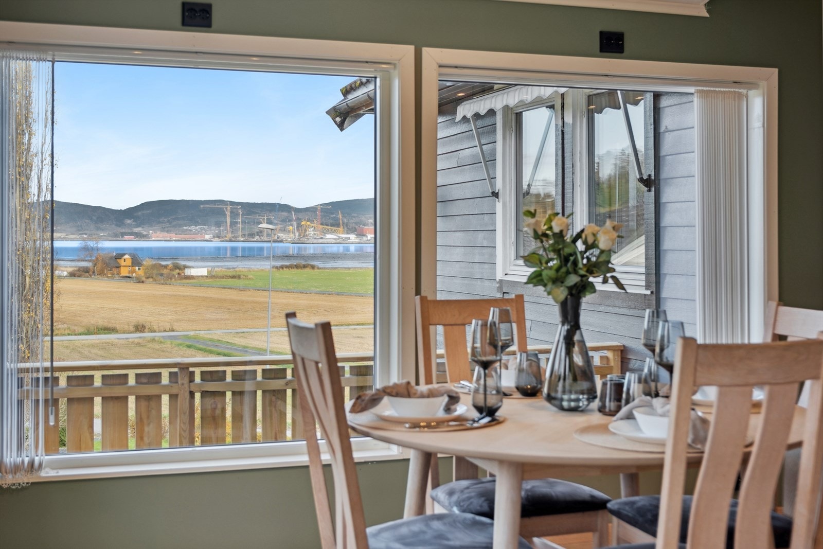 Fra stuen har man flott utsikt mot sjøen. Galleribilde