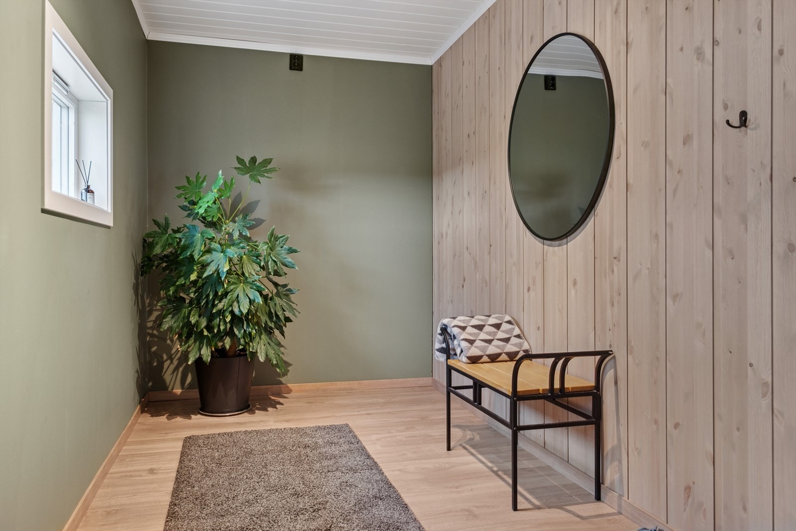 Gangen har godt med plass og muligheter for garderobe. Galleribilde