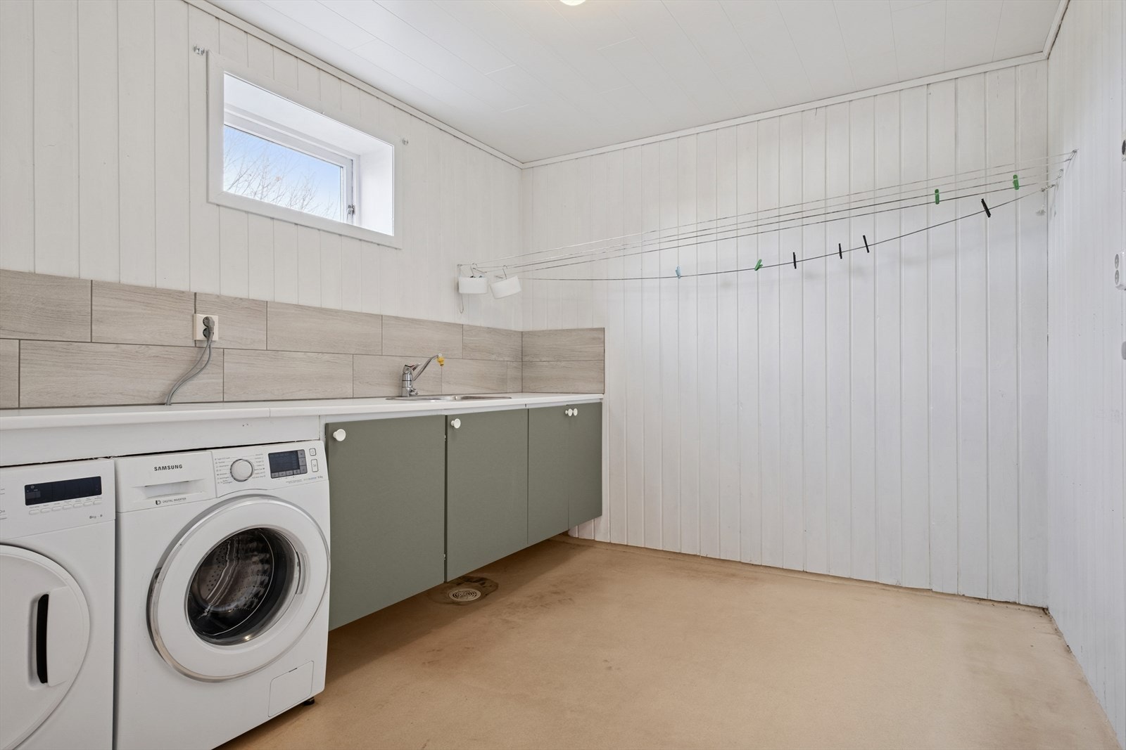 Vaskerom i sokkeletasje. Galleribilde