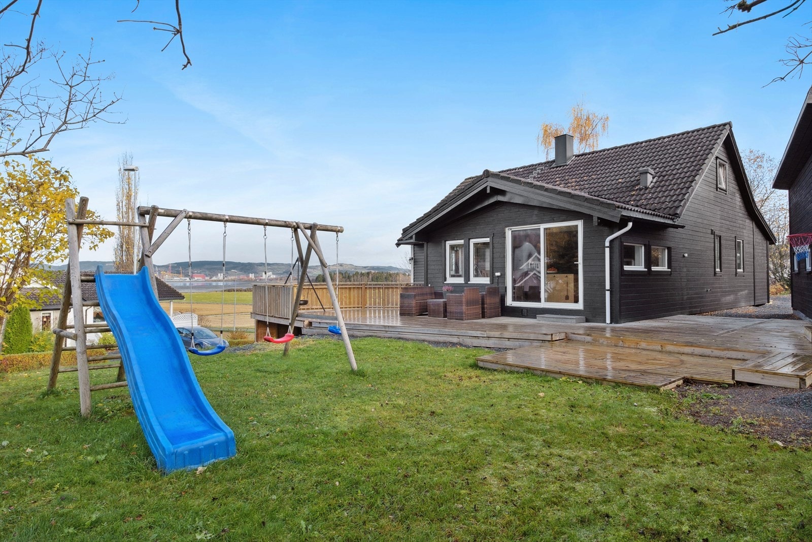 Flott uteområde med veranda og plen Galleribilde