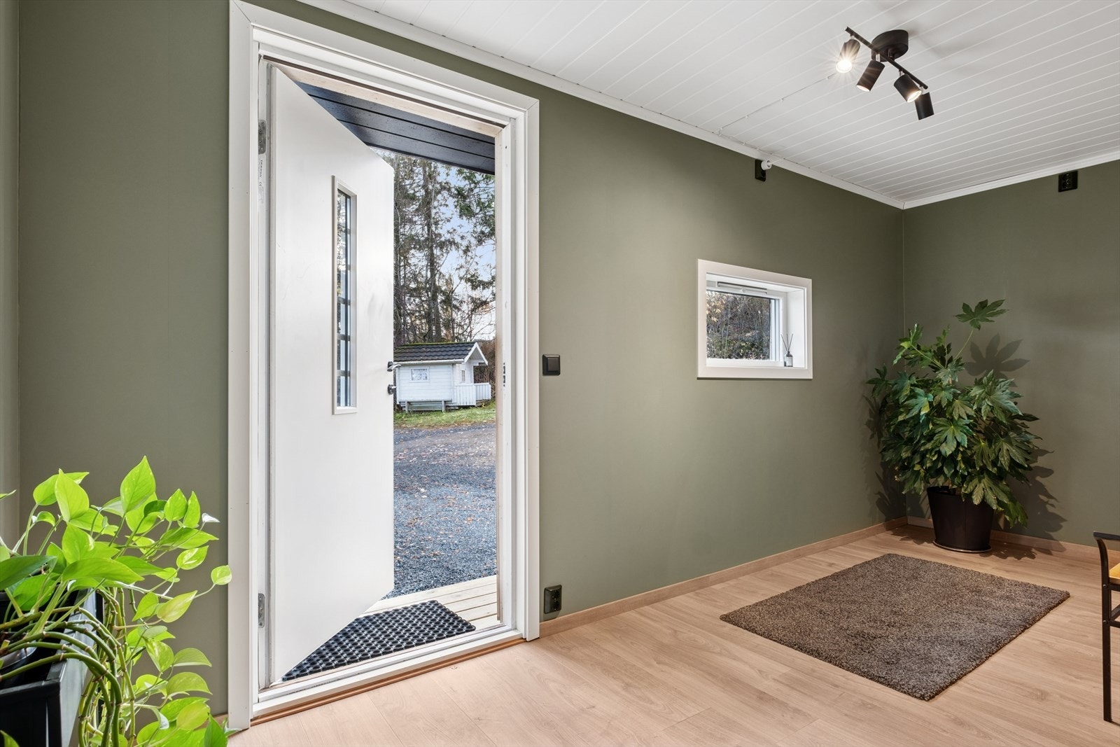 Inngangsparti er påbygd og fremstår som lyst og moderne. Galleribilde