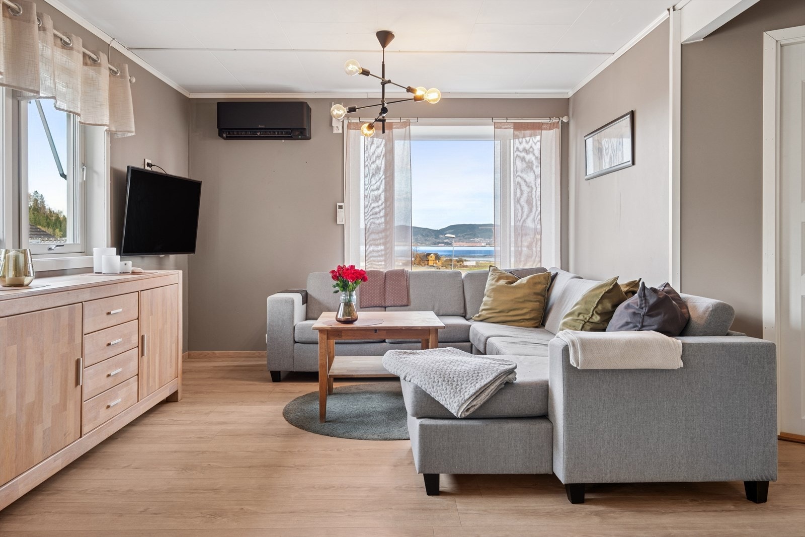 Stuen varmes opp med vedfyring og varmepumpe. Galleribilde