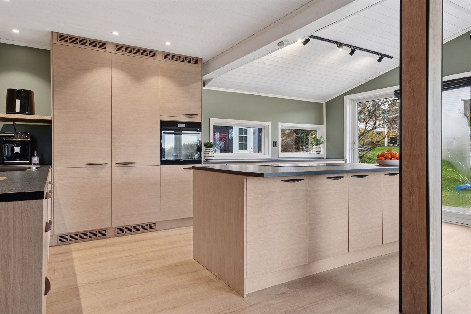 Moderne og stilrent kjøkken fra 2022, Galleribilde