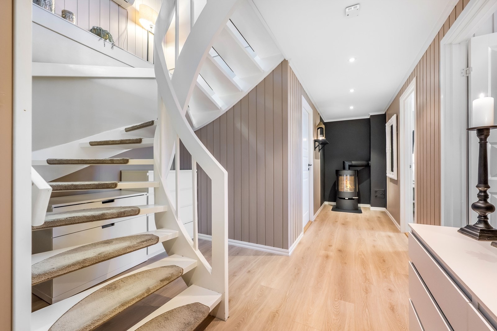 Også underetasjen er pusset opp fra 2021 med ny peisovn, nytt gulv, nytt elektrisk og malte overflater Galleribilde