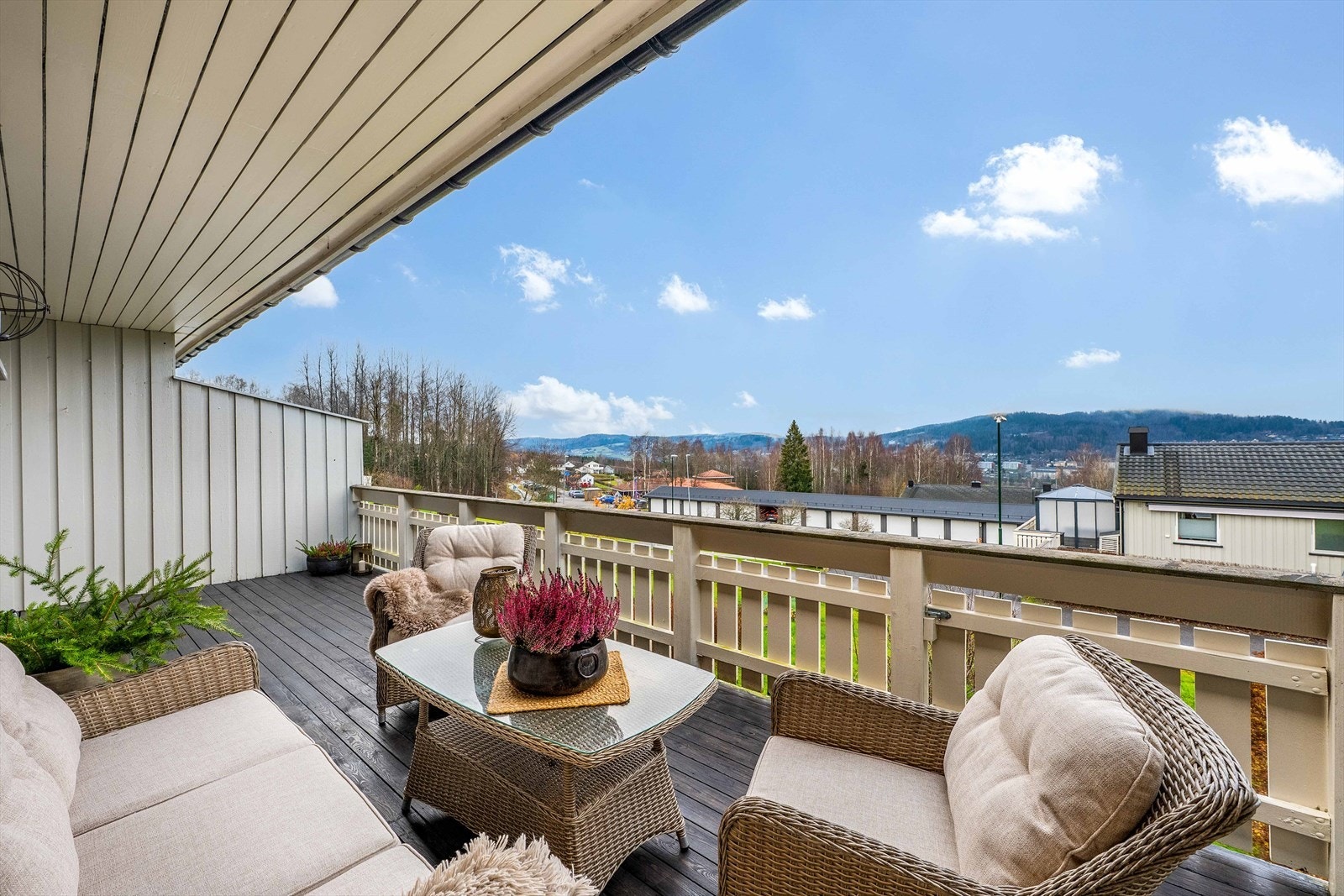 Barnehagen ligger rett på andre siden av veien og kan sees fra verandaen Galleribilde