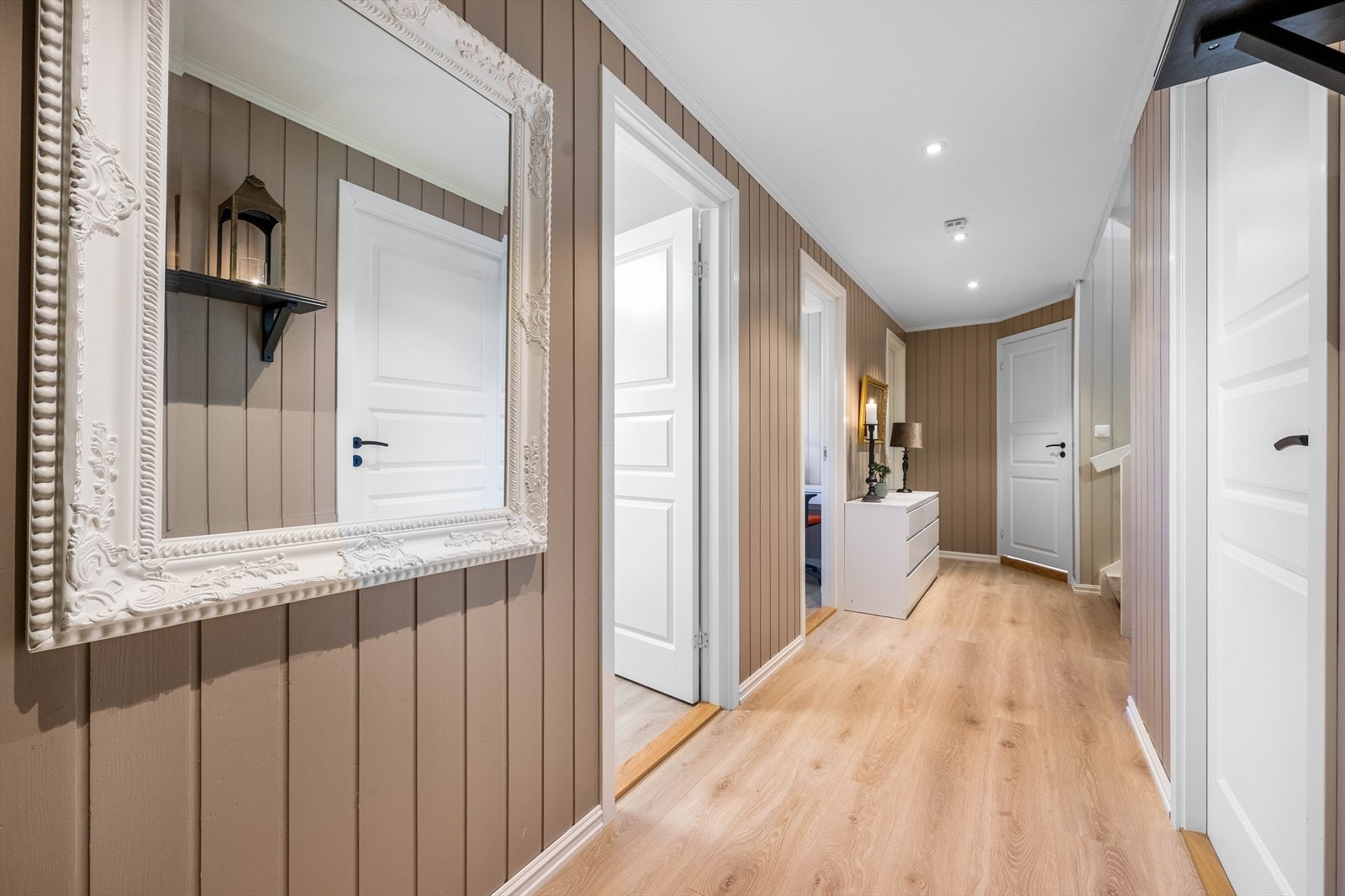 Her finner du de tre soverommene samlet, badet i enden og en romslig bod til høyre Galleribilde