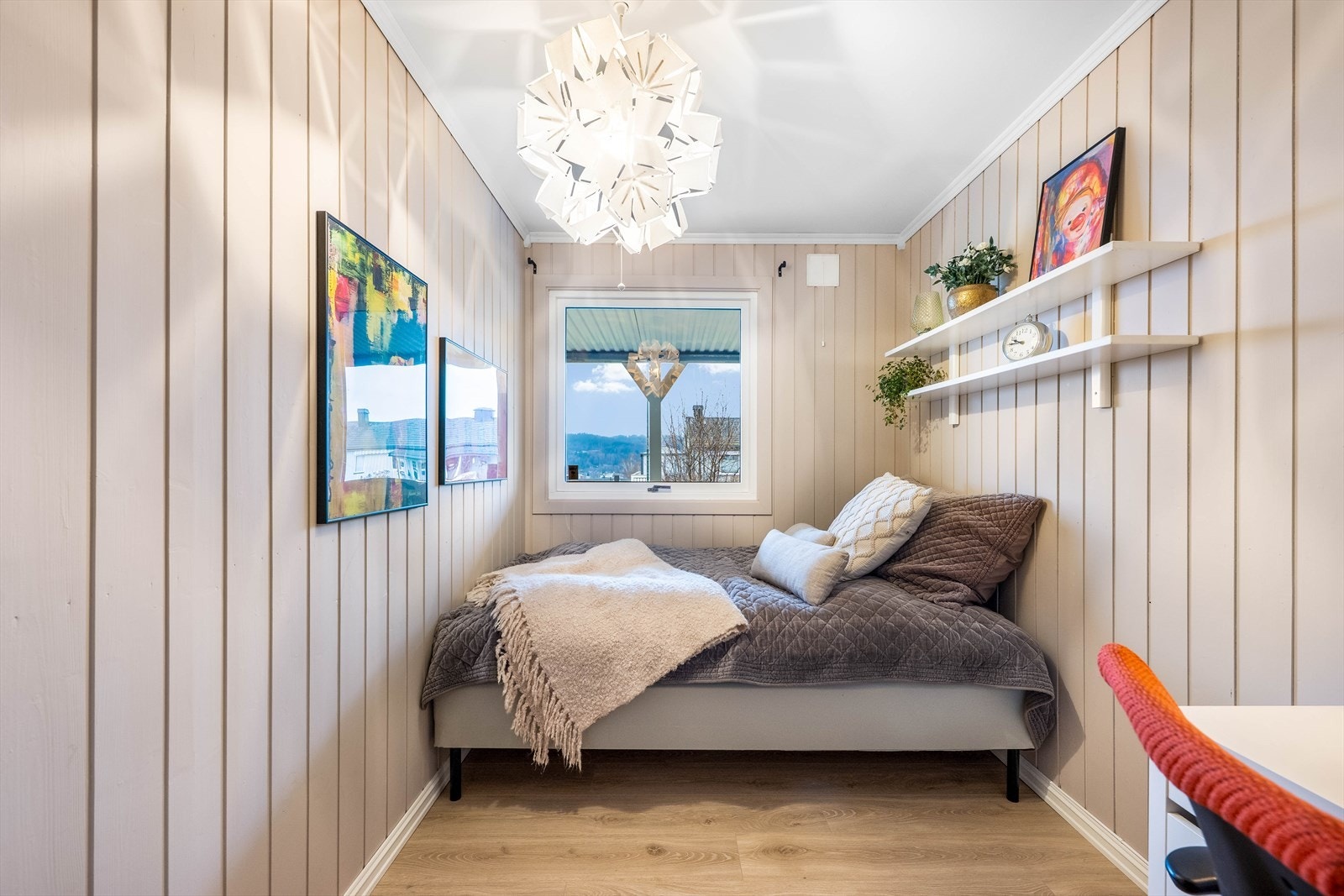 Det midterste soverommet er minst i størrelse, men har likevel plass til dobbeltseng og pult/garderobeløsning. Galleribilde