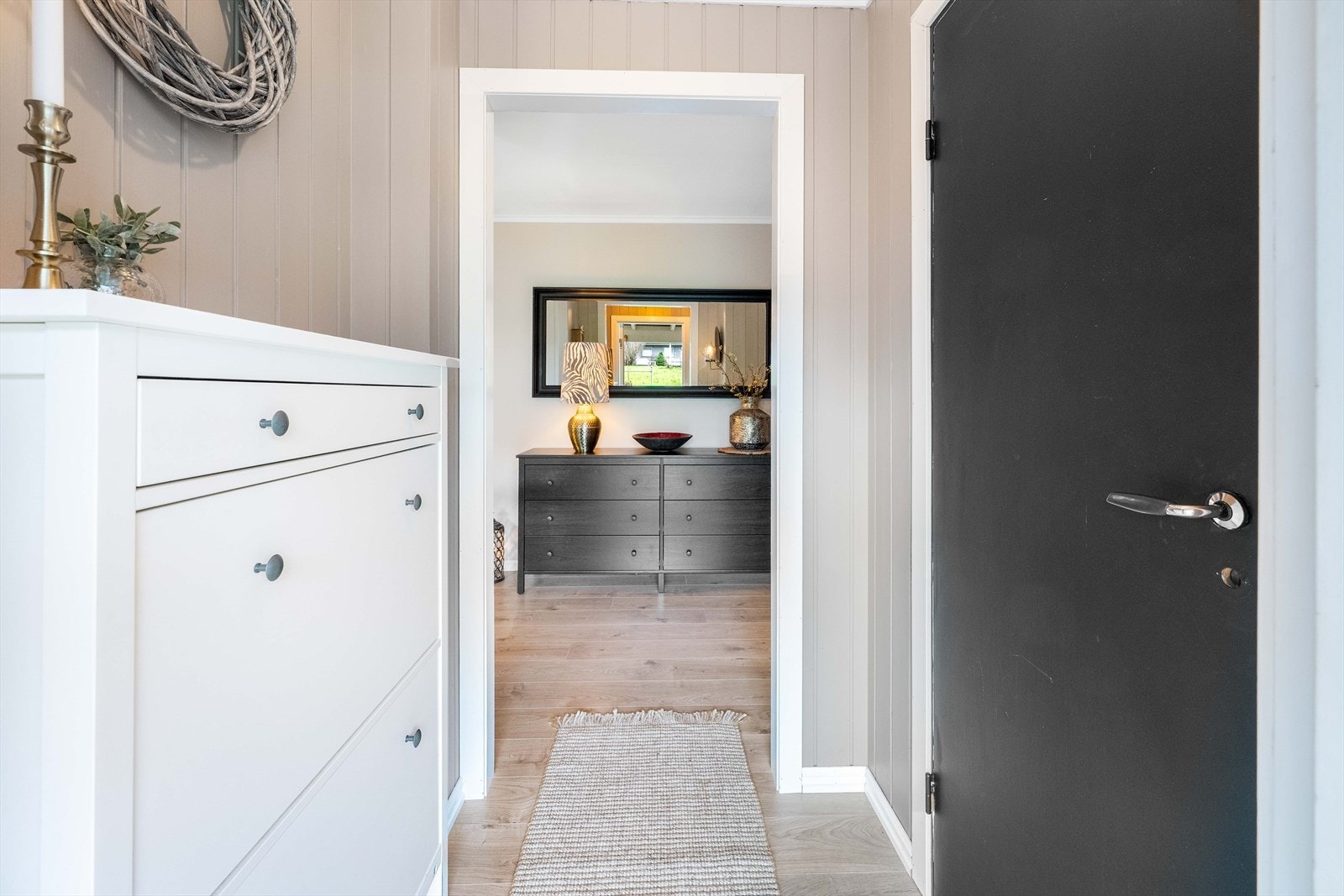 Boligen har en innbydende entré, med adkomst til praktisk bod. Det er nisje til garderobeløsning til høyre for kommoden Galleribilde