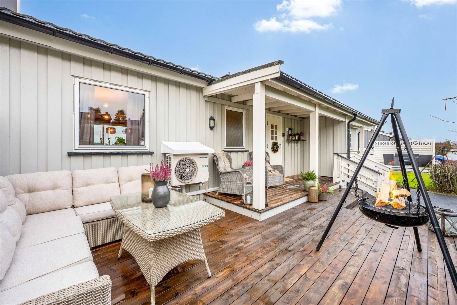 Med flere uteplasser, gode lagringsplasser og attraktiv beliggenhet, er dette en bolig som kan treffe de fleste behov! Galleribilde