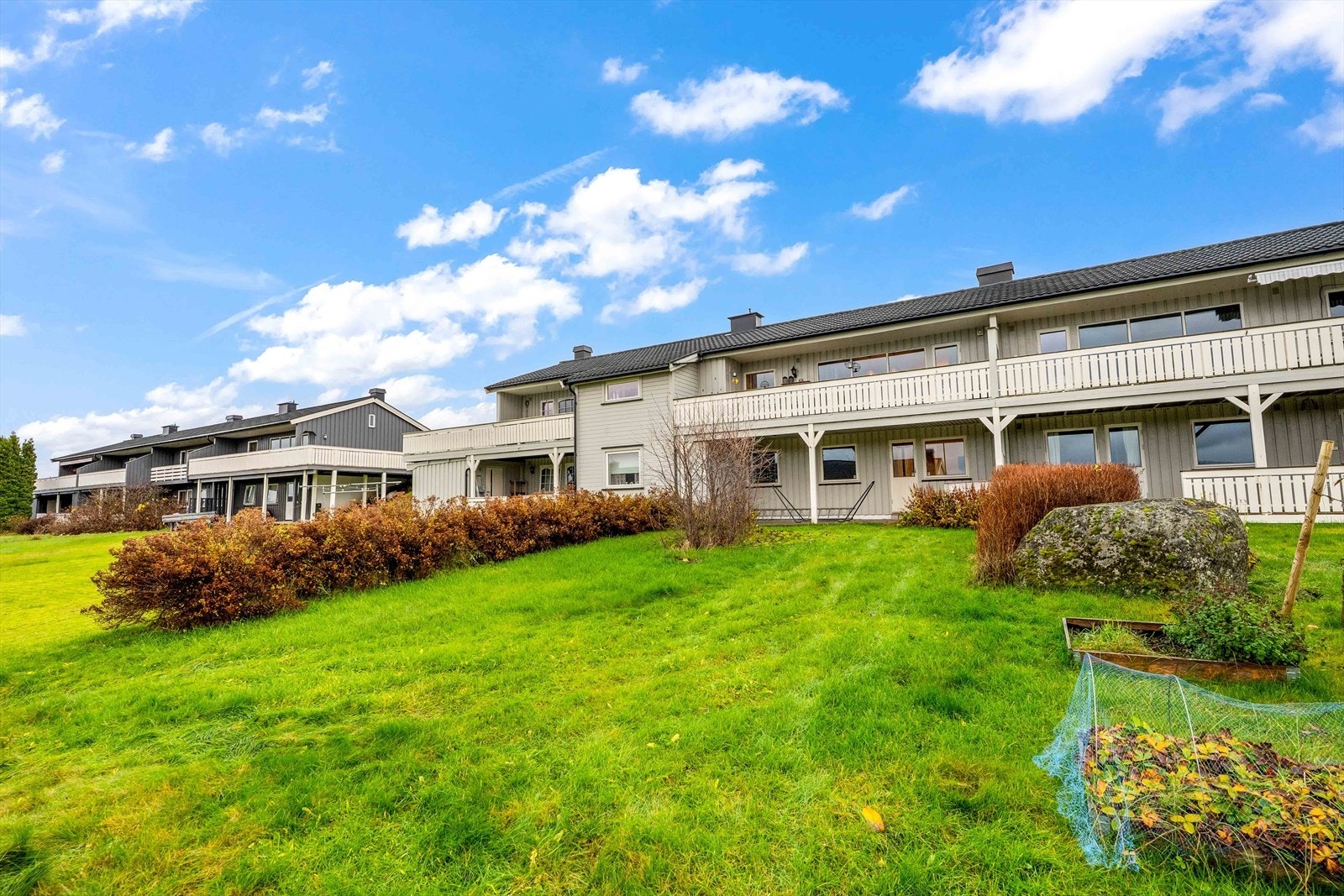 Rekkehuset har en stor hage med mye potensiale for den som ønsker, det er også mulig å bygge ut kjøkkenet og soverommet (det foreligger godkjente tegninger) Galleribilde