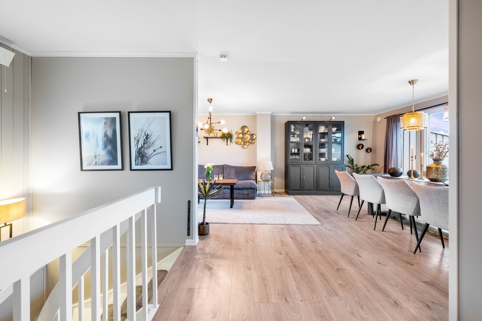 Boligen har en åpen og luftig planløsning i 1. etasje, som gir en god romfølelse! Galleribilde