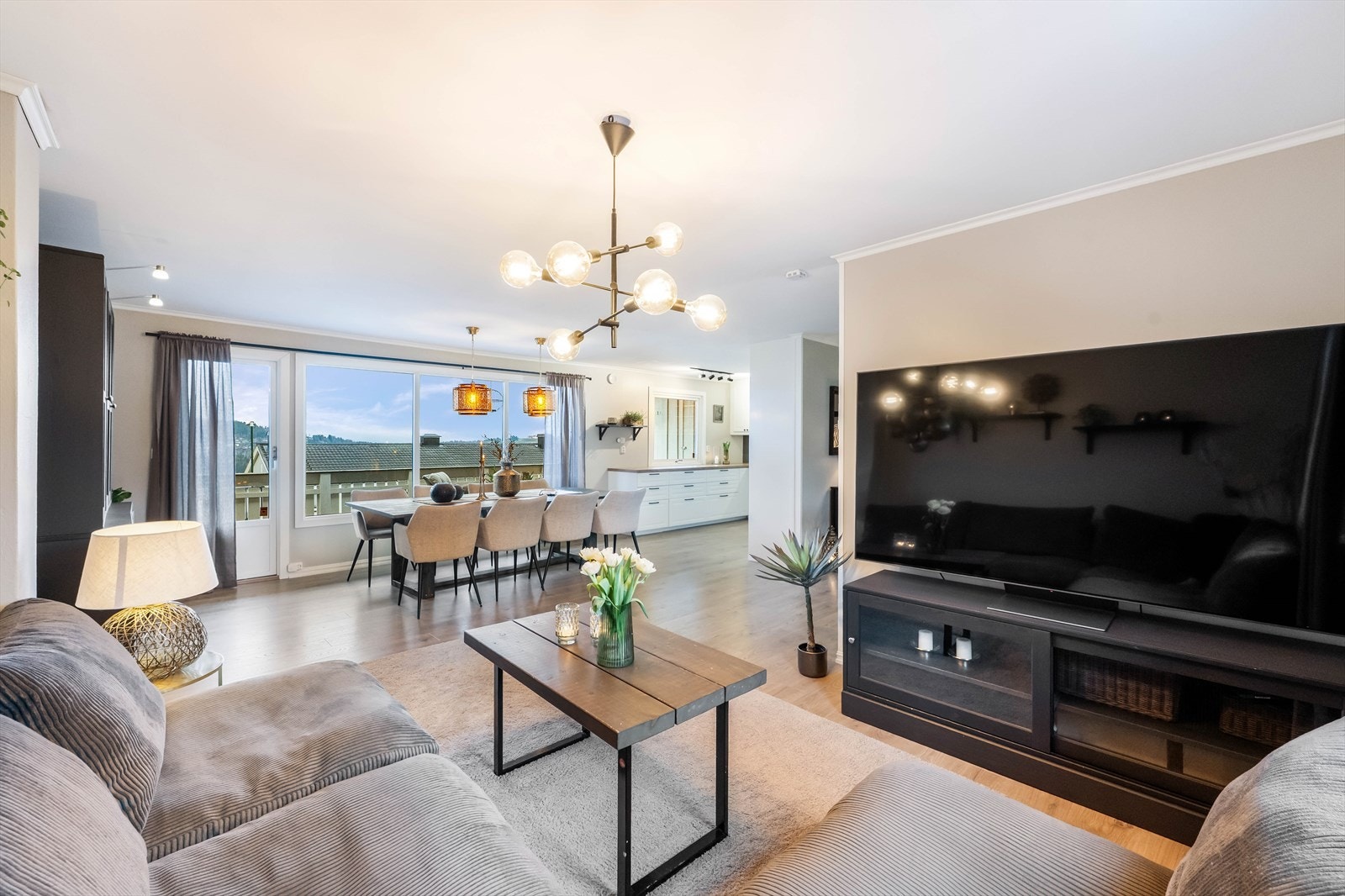 Fra stuen er det utgang til veranda Galleribilde