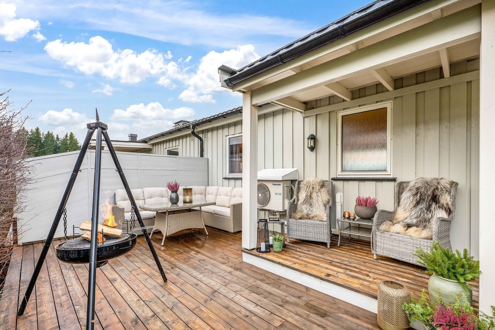 På sommerstid hindrer hekken mye av innsynet til uteplassen foran Galleribilde