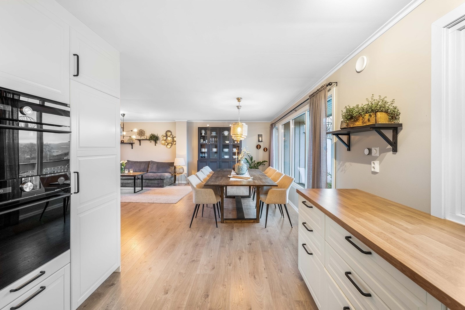 Det er åpent og sosialt mellom kjøkkenet og stuen, men likevel tilbaketrukket Galleribilde