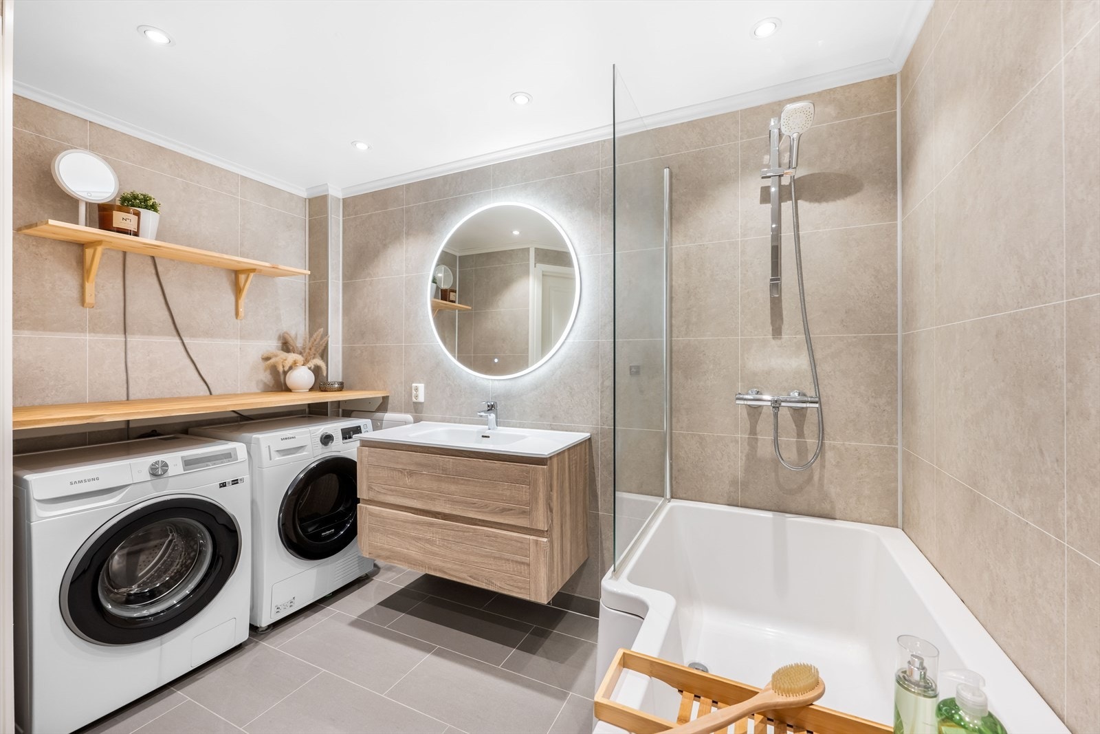 Plassbygget benkeplate over hvitevarene gir en praktisk løsning for bretting av klær, som stellebord, eller bare til oppbevaring. Galleribilde