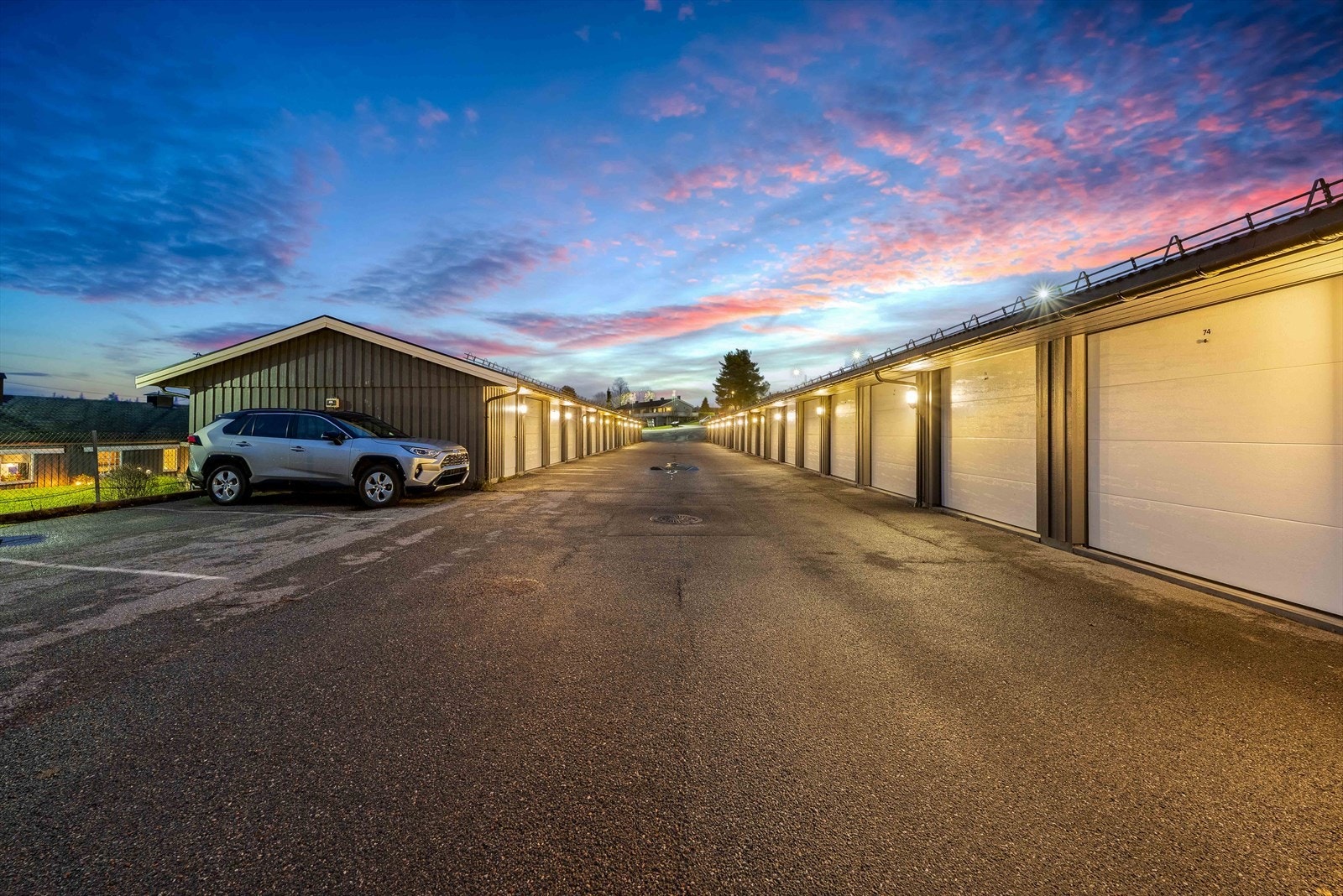 Det følger også garasjeplass i felles rekke. Det er lagt opp infrastruktur til elbil-lading, men ikke montert lader. Galleribilde