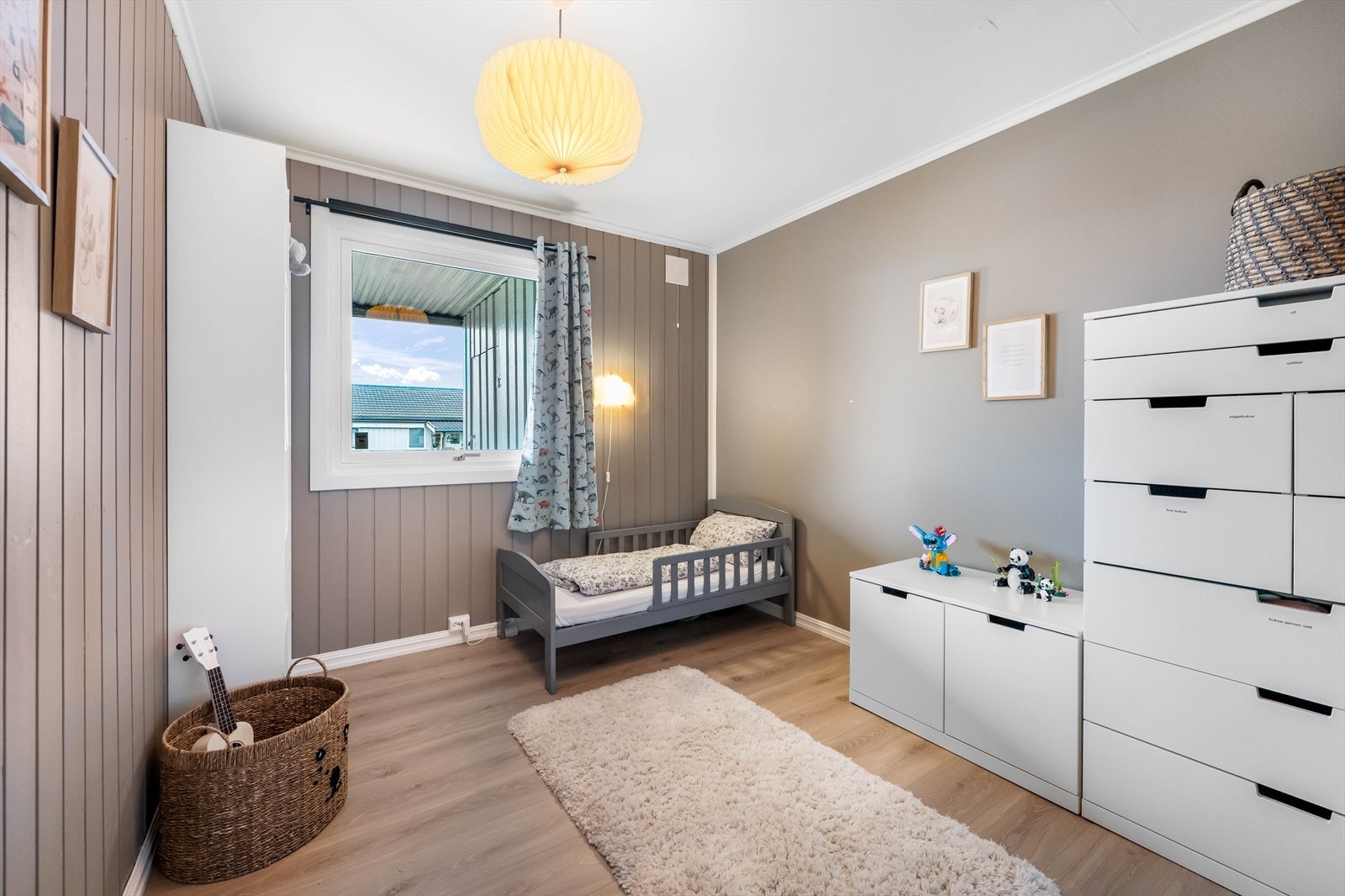 Det tredje soverommet har også god plass til dobbeltseng og garderobe. Alternativt et barnerom med god lekeplass. Galleribilde