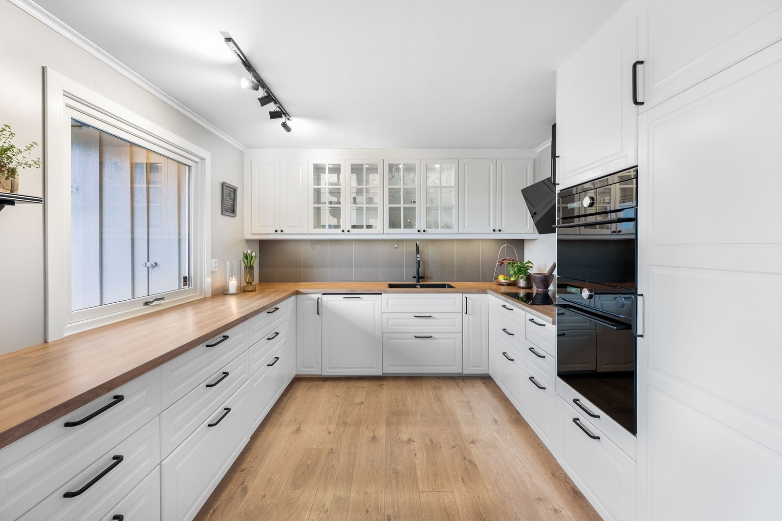 Innredningen gir svært god benkeplass og mengder med oppbevaring i skuffer, overskap og to hjørneskap. Galleribilde