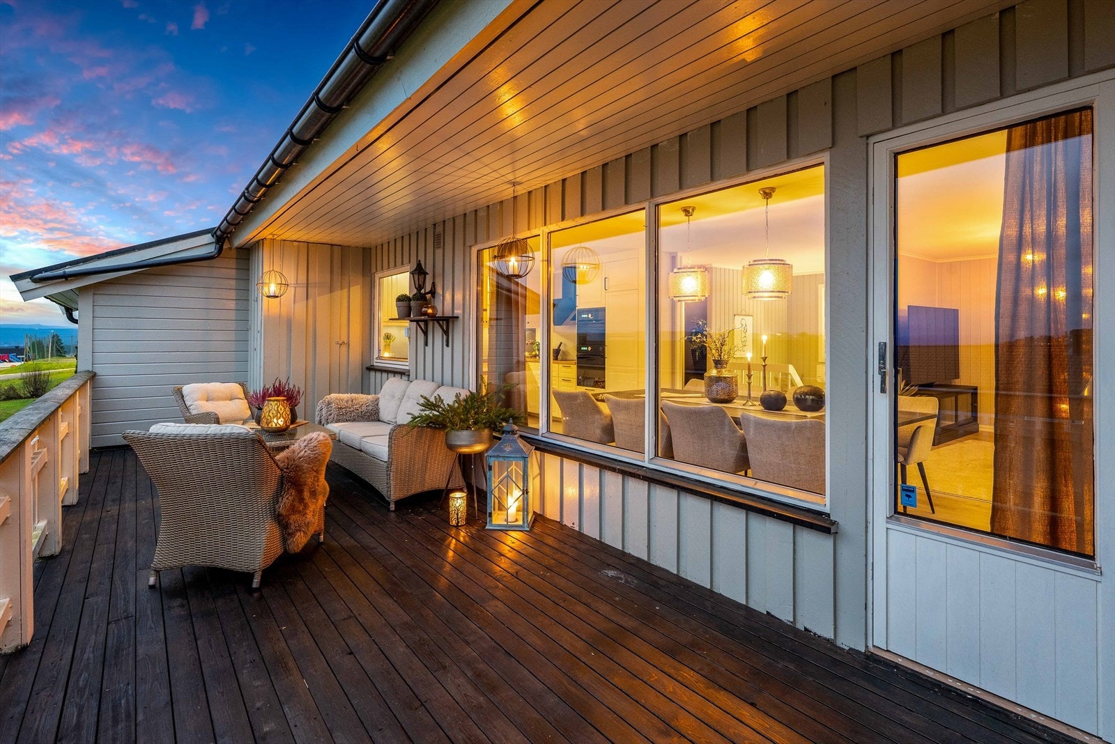 Verandaen utenfor stuen er på hele 23 kvm og har god plass til både sofagruppe, spisegruppe og grill Galleribilde