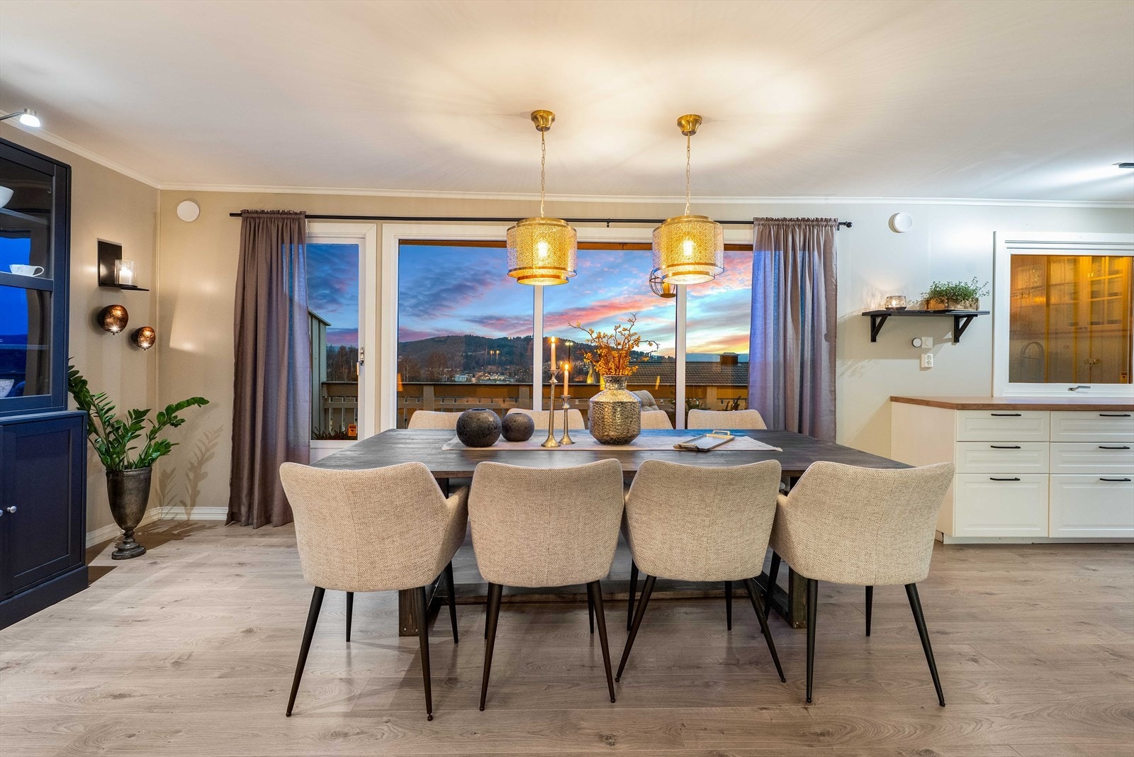 Den gjennomførte stilen i boligen er nærmest tilrettelagt for lun kveldsstemning Galleribilde