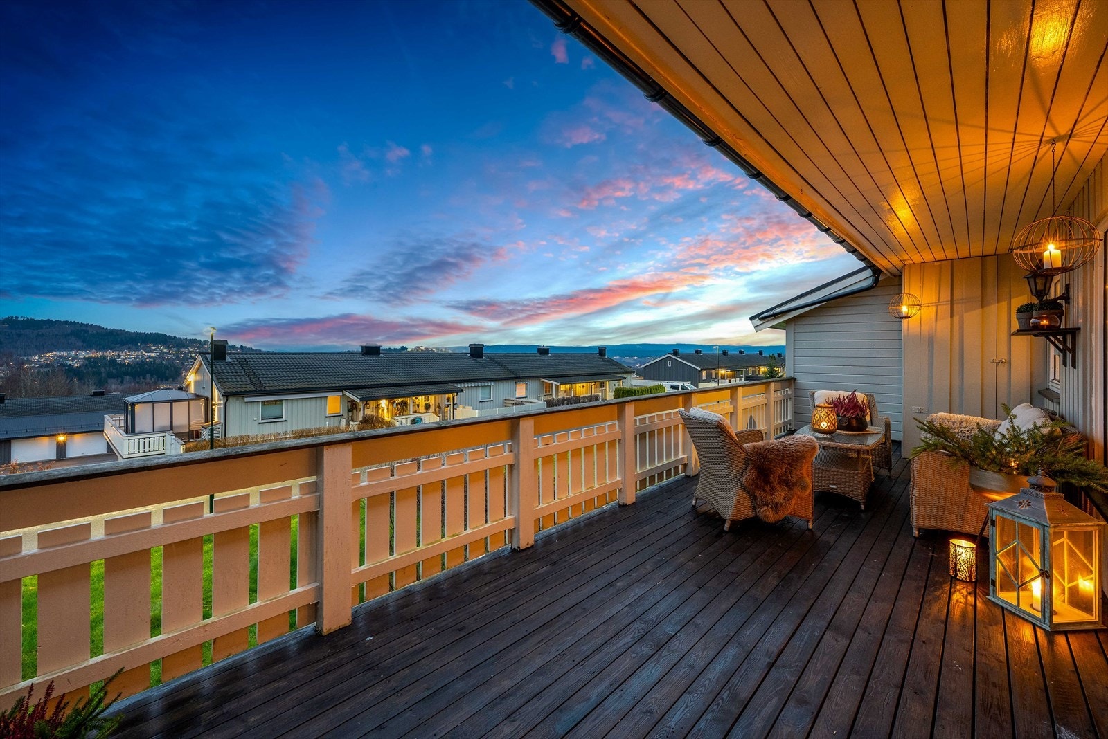 Herfra får du flott utsikt over byen og festningen Galleribilde