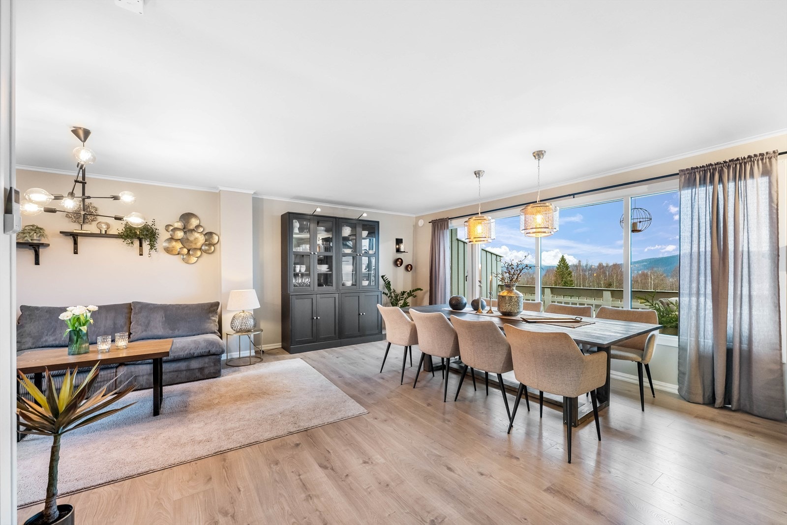 I tillegg til et stort spisebord og hjørnesofa, er det god plass til ytterligere oppbevaringsmøblement, uten at det virker trangt Galleribilde