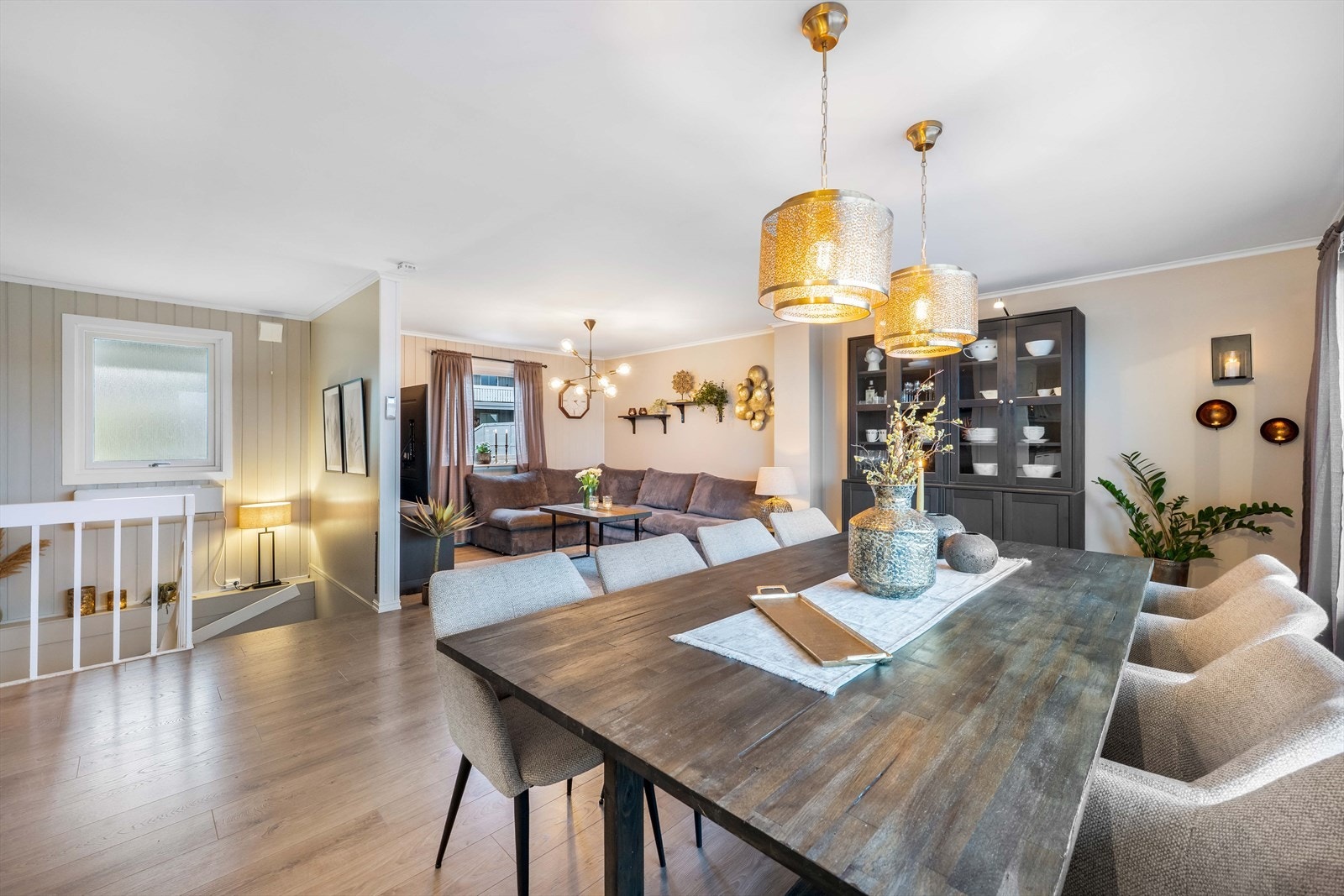 Her er det god plass til et langbord med 10 stoler, men også rom for enda større selskap Galleribilde