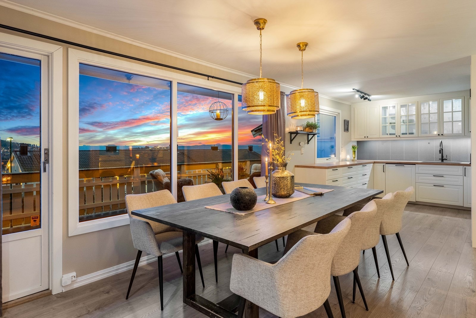 Legg merke til at beliggenheten i skrånet terreng gir null innsyn fra veien og boligene foran Galleribilde