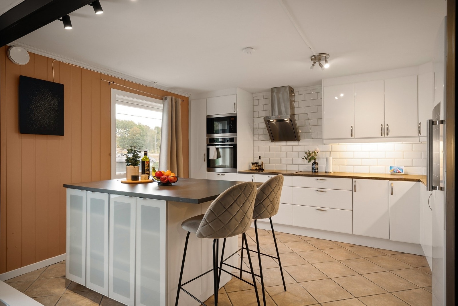 Godt med skap- og benkeplass. Galleribilde