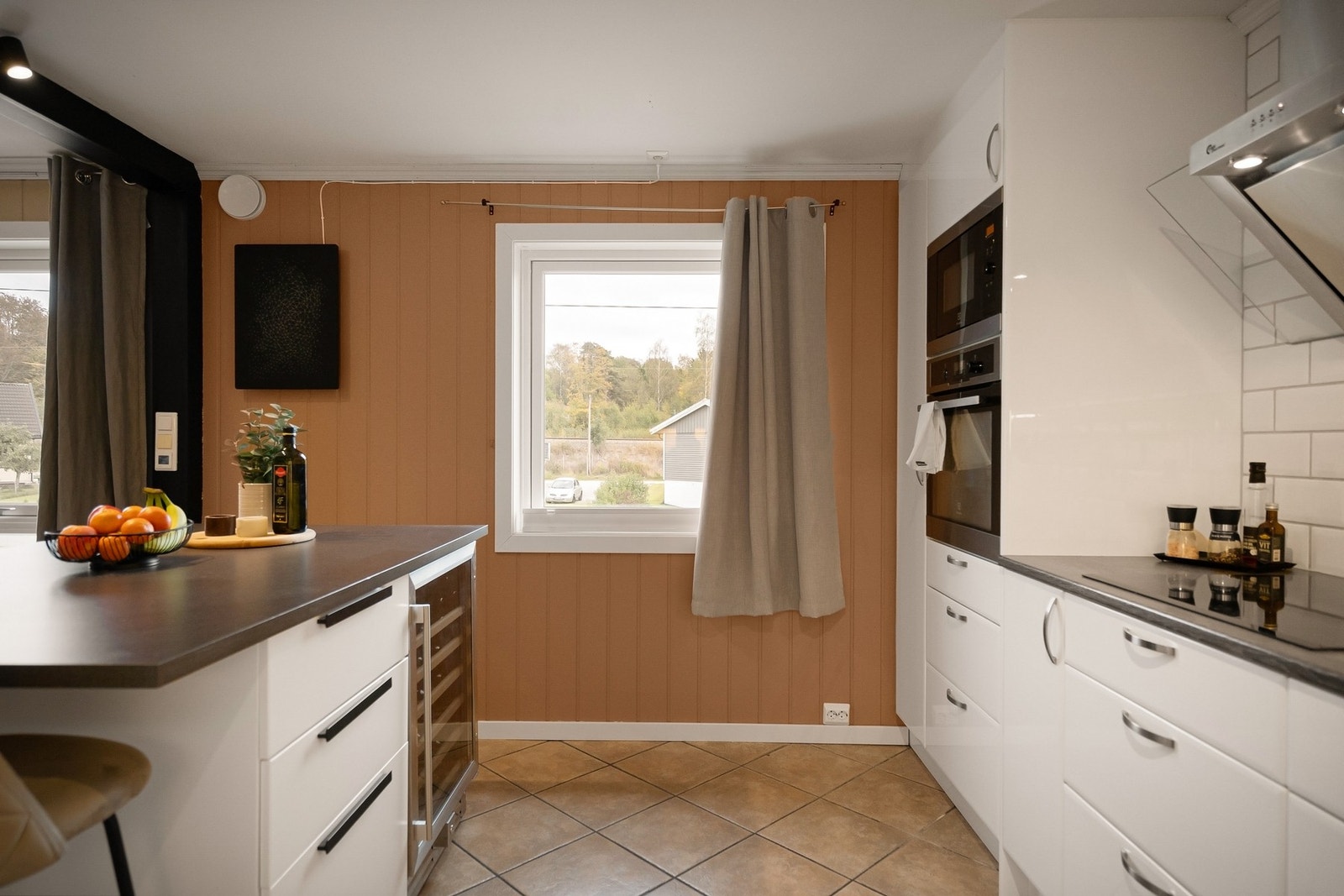 Kjøkkenet har oppvaskmaskin, induksjonstopp, vinskap, micro og stekeovn. Galleribilde