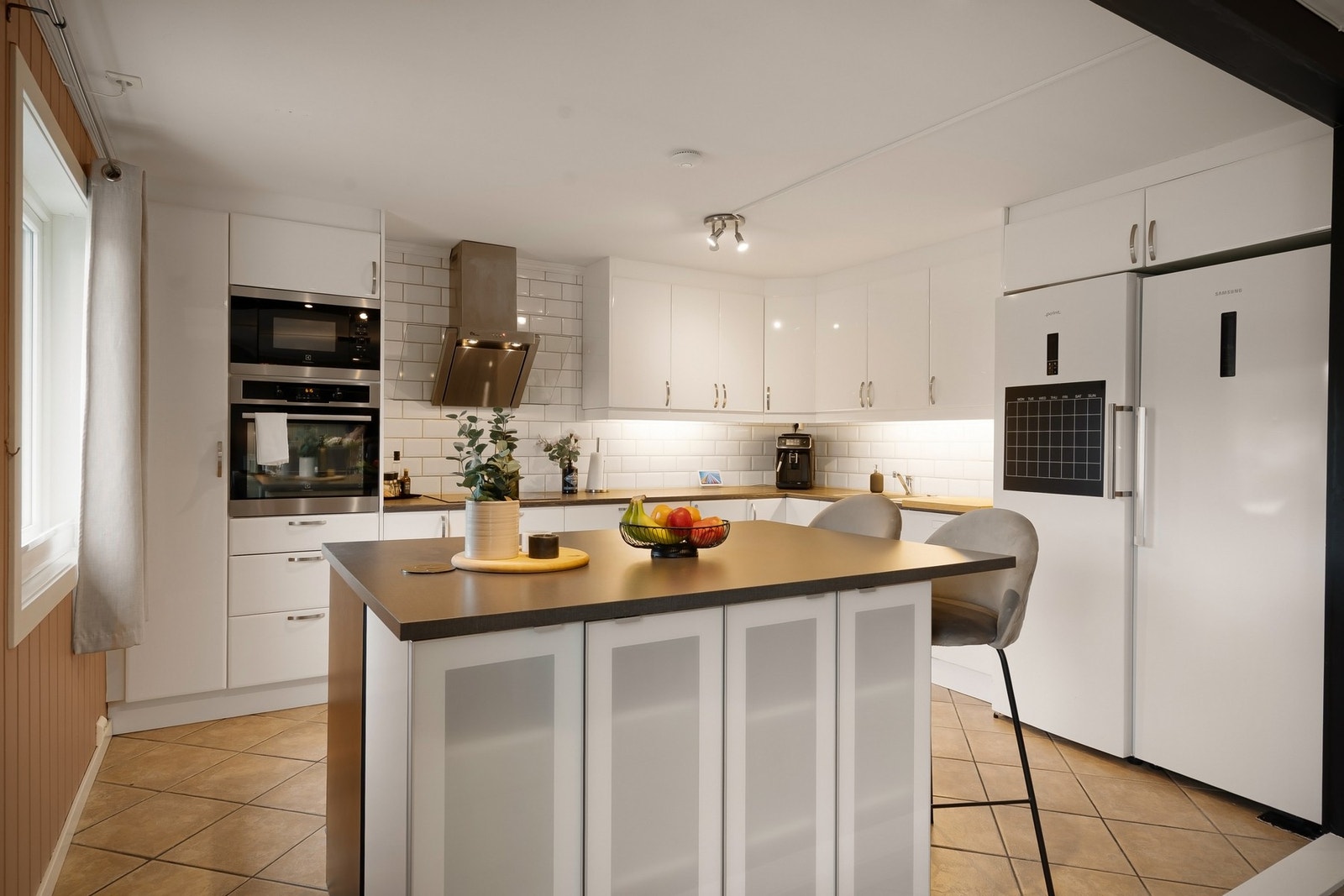 Stilrent kjøkken med praktisk kjøkkenøy. Galleribilde