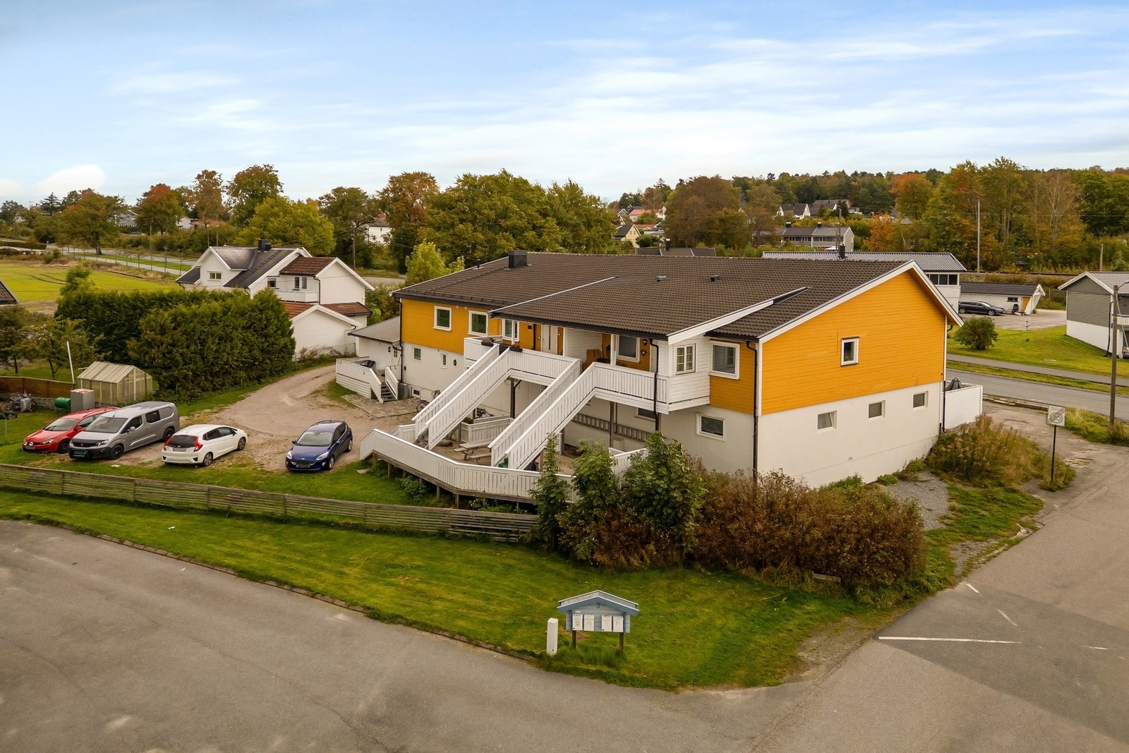 Det medfølger biloppstillingsplass utenfor boligen. Galleribilde