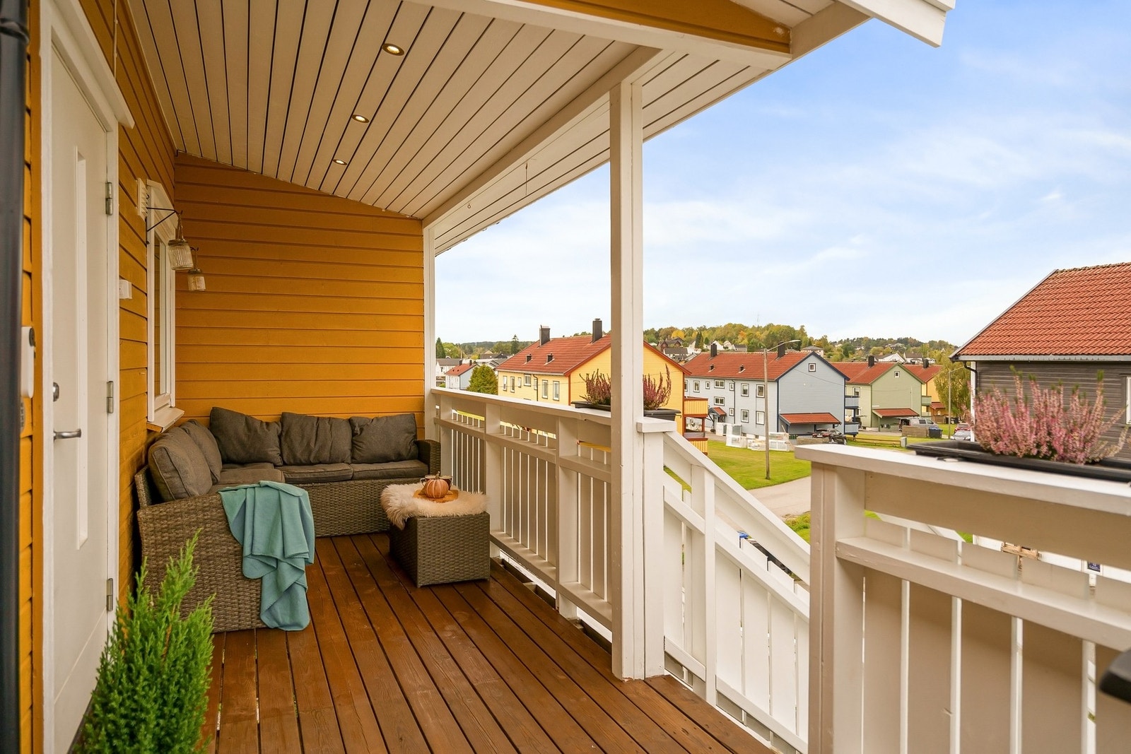 Hyggelig inngangsparti lunt og skjermet under tak. Galleribilde