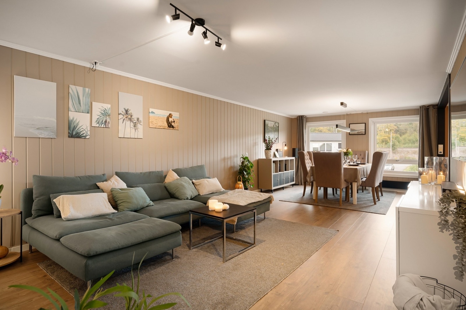 Stuen er lys og romslig. Galleribilde