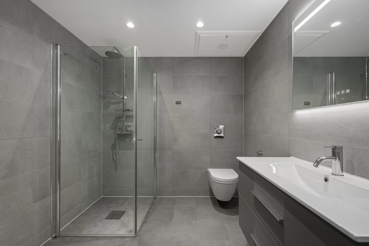 Hoved bad med opplegg for vaskemaskin og tørketrommel. Galleribilde