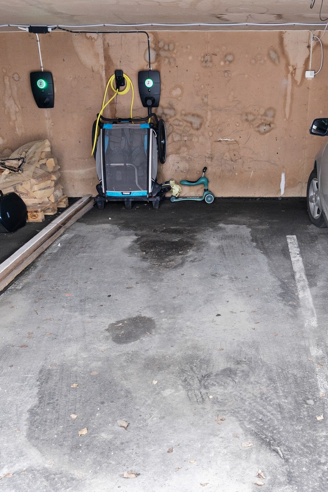 I tillegg halvpart av dobbeltgarasje i felles garasjerekke, med elektrisk port og ladeboks til el-bil Galleribilde