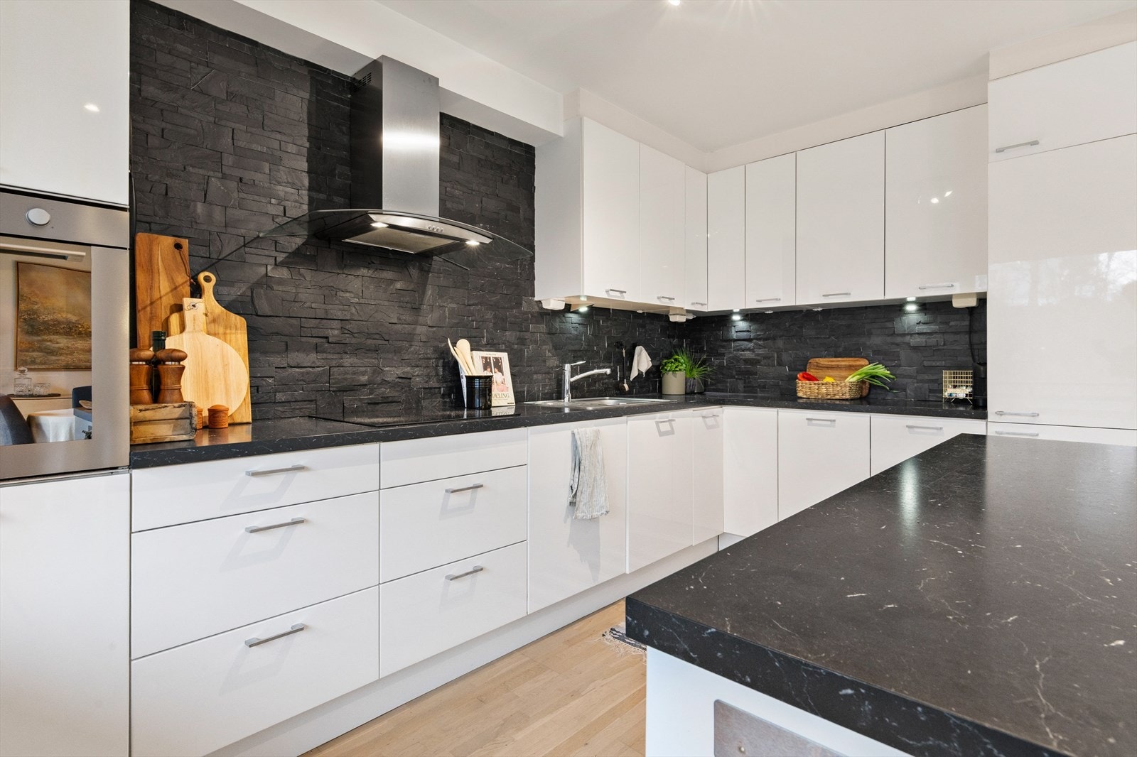 Det er i 2022 byttet platetopp og oppvaskmaskin kjøkken. Kjøkkenet har integrert kjøl-og fryseskap, og ovn til matlaging Galleribilde