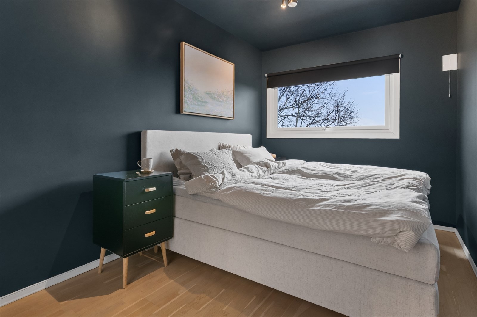 Leiligheten byr på tre gode soverom med gjennomtenkt planløsning - perfekt for både barnefamilier, hjemmekontor eller gjesterom. Galleribilde