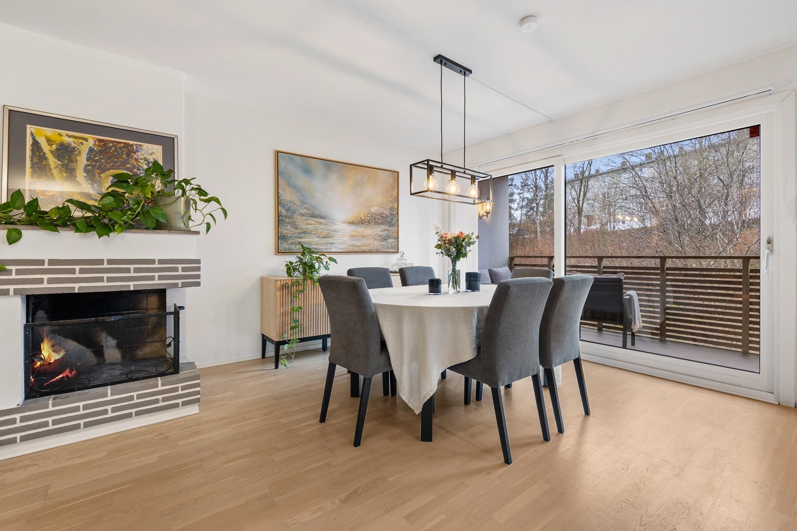 Kjøkkenet ligger i en åpen løsning mot stuen og spiseplass, som hjelper på romfølelse og gjør rommet sosialt Galleribilde