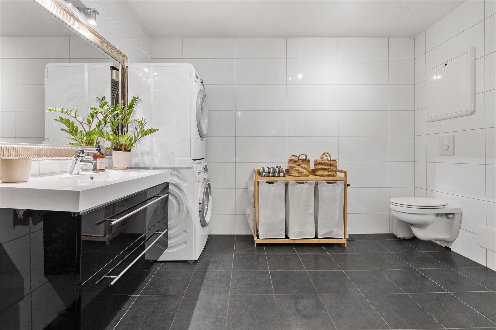 Badet er fra 2012, og har varmekabler i gulv Galleribilde