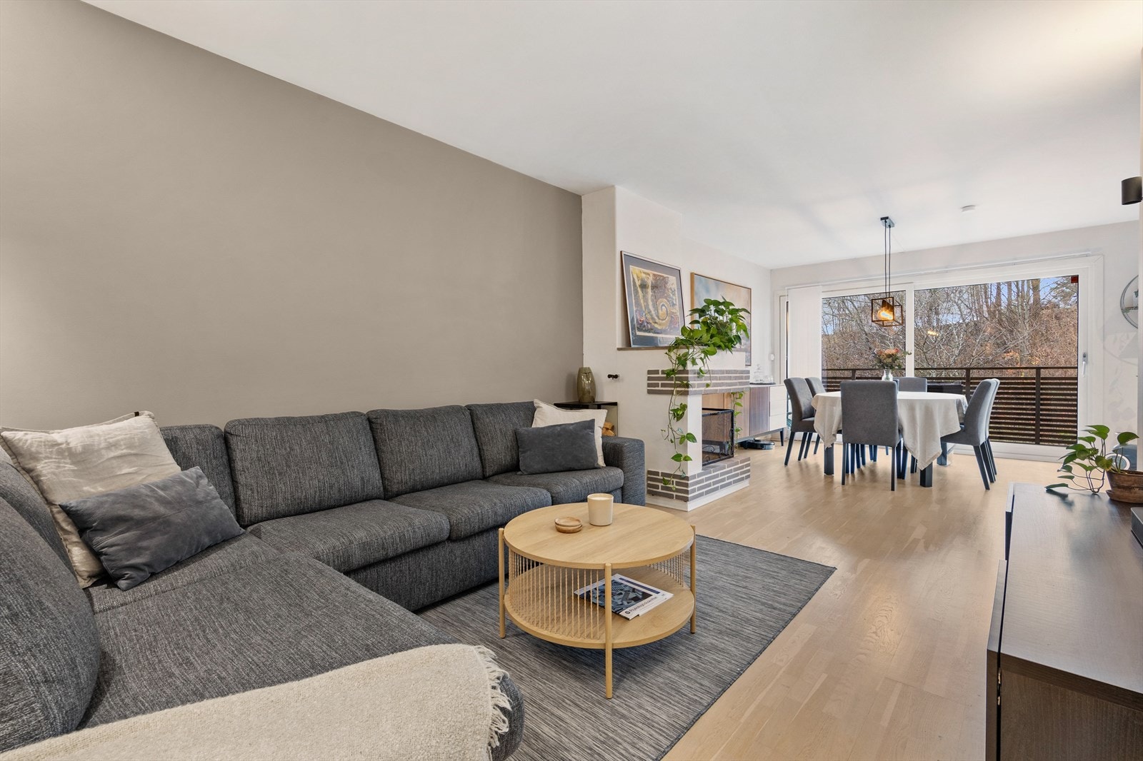 I stuen er det mulighet til å innrede med god plass til sofagruppe, stuebord, tv-møblement m.m Galleribilde