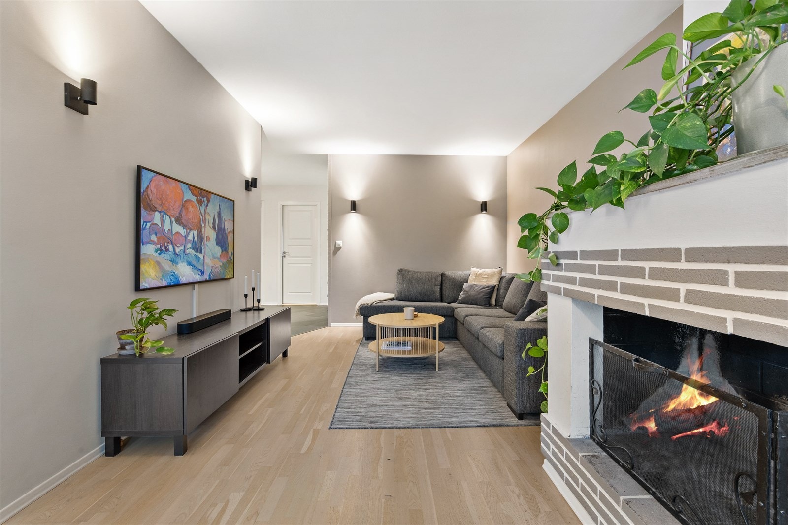 Rommet er lyst og romslig. Her kan man trekke seg tilbake og nyte varmen fra peisen Galleribilde