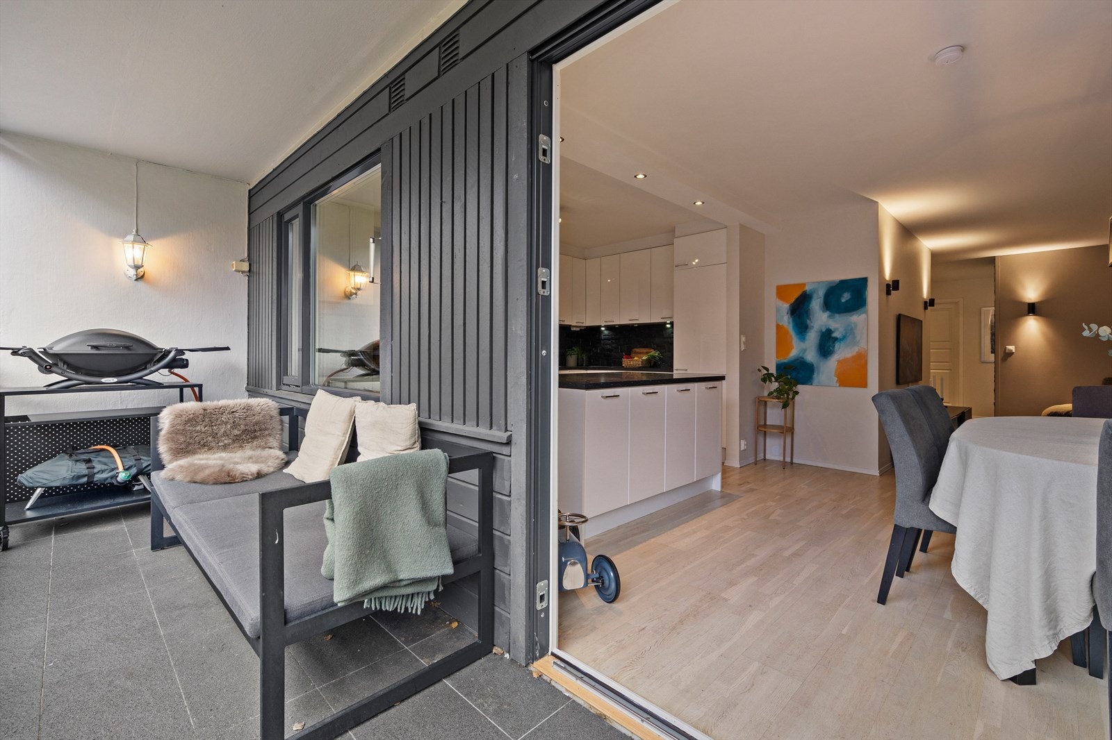 Terrassen på 10 kvm kan innredes med utemøbler og grill Galleribilde