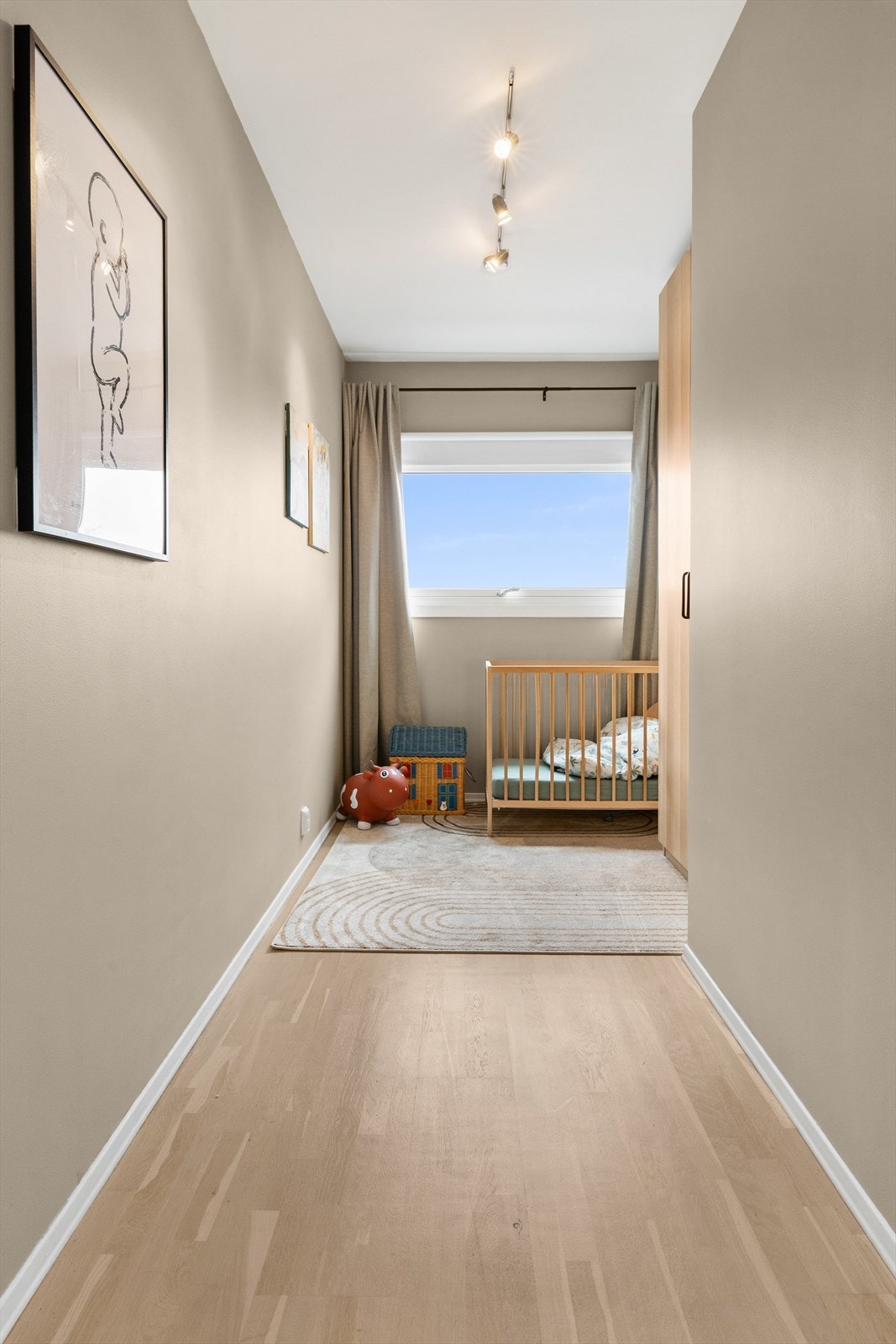 Alle soverommene har gode lysinnslipp fra de store vinduene Galleribilde