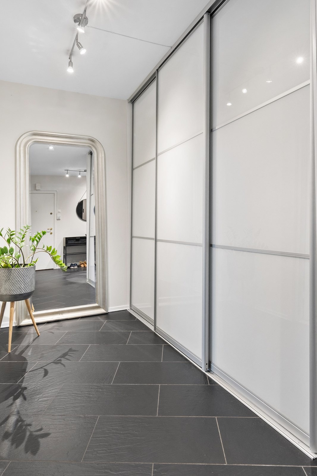 Her kan man henge fra seg sko og yttertøy Galleribilde