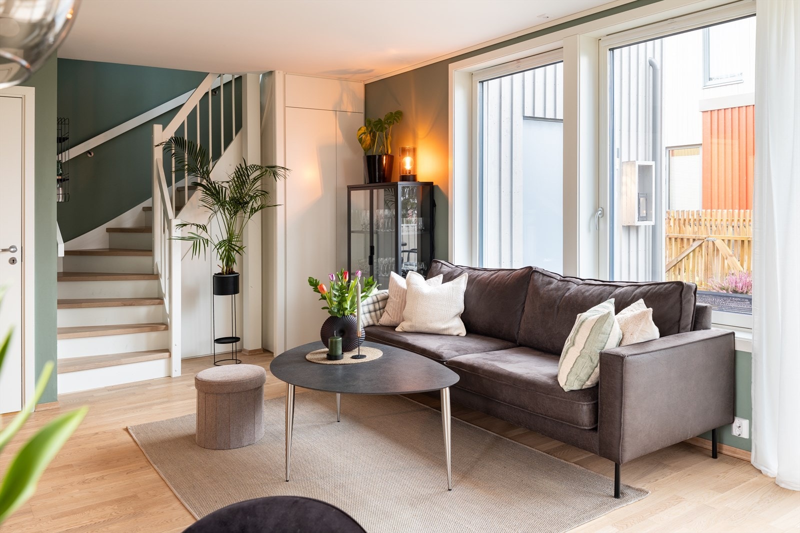 Det er bod under trappen, samt et teknisk rom til høyre for trappen. Med andre ord har man godt med lagringsplass. Galleribilde