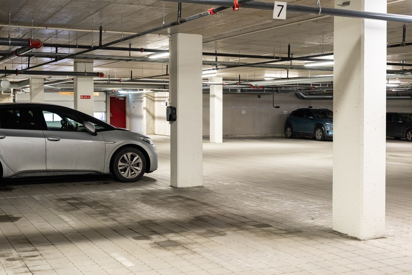 Det medfølger parkeringsplass i oppvarmet kjeller. Galleribilde