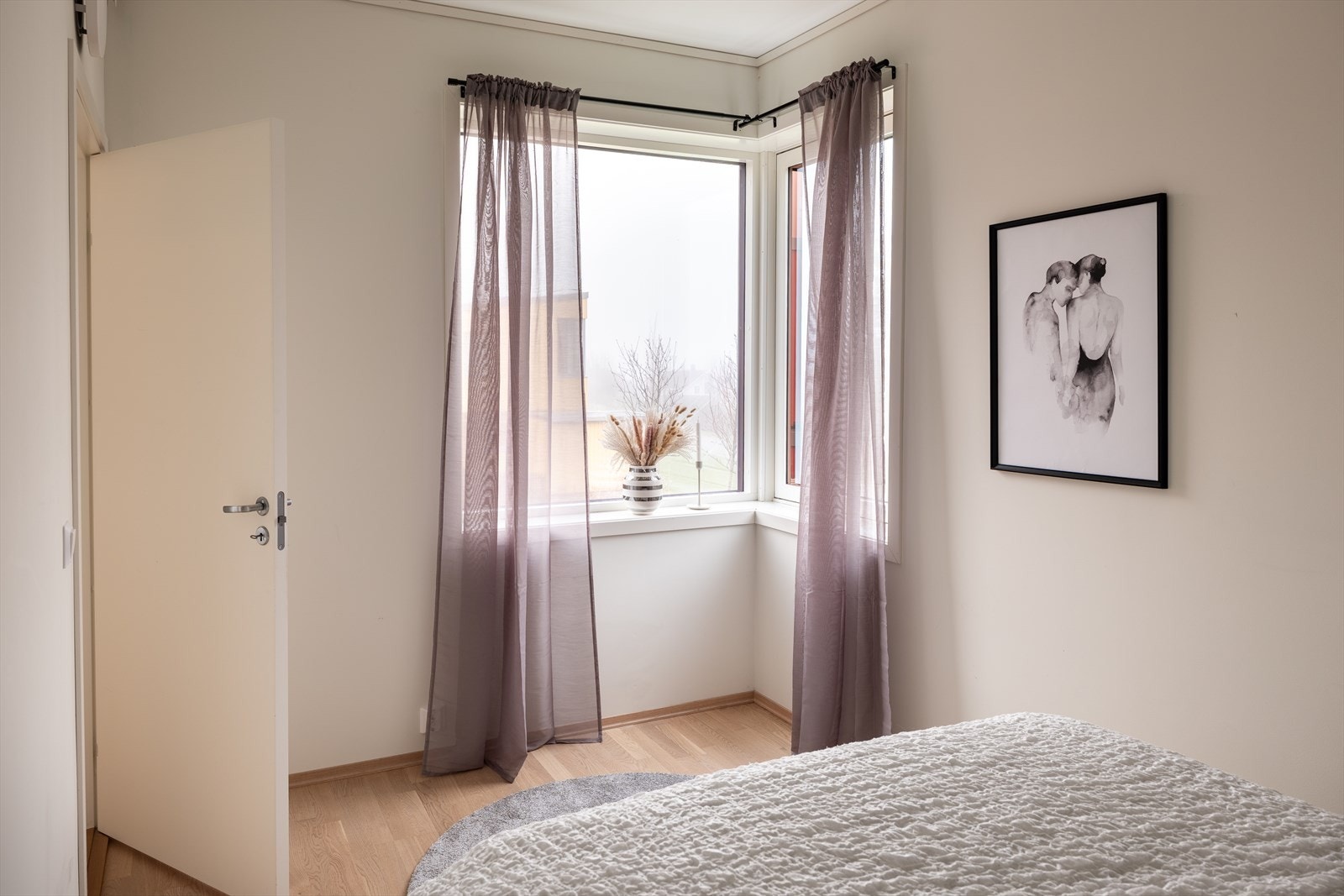 Boligen er gjennomgående oppmalt i delikate og tidsriktige farger. Galleribilde