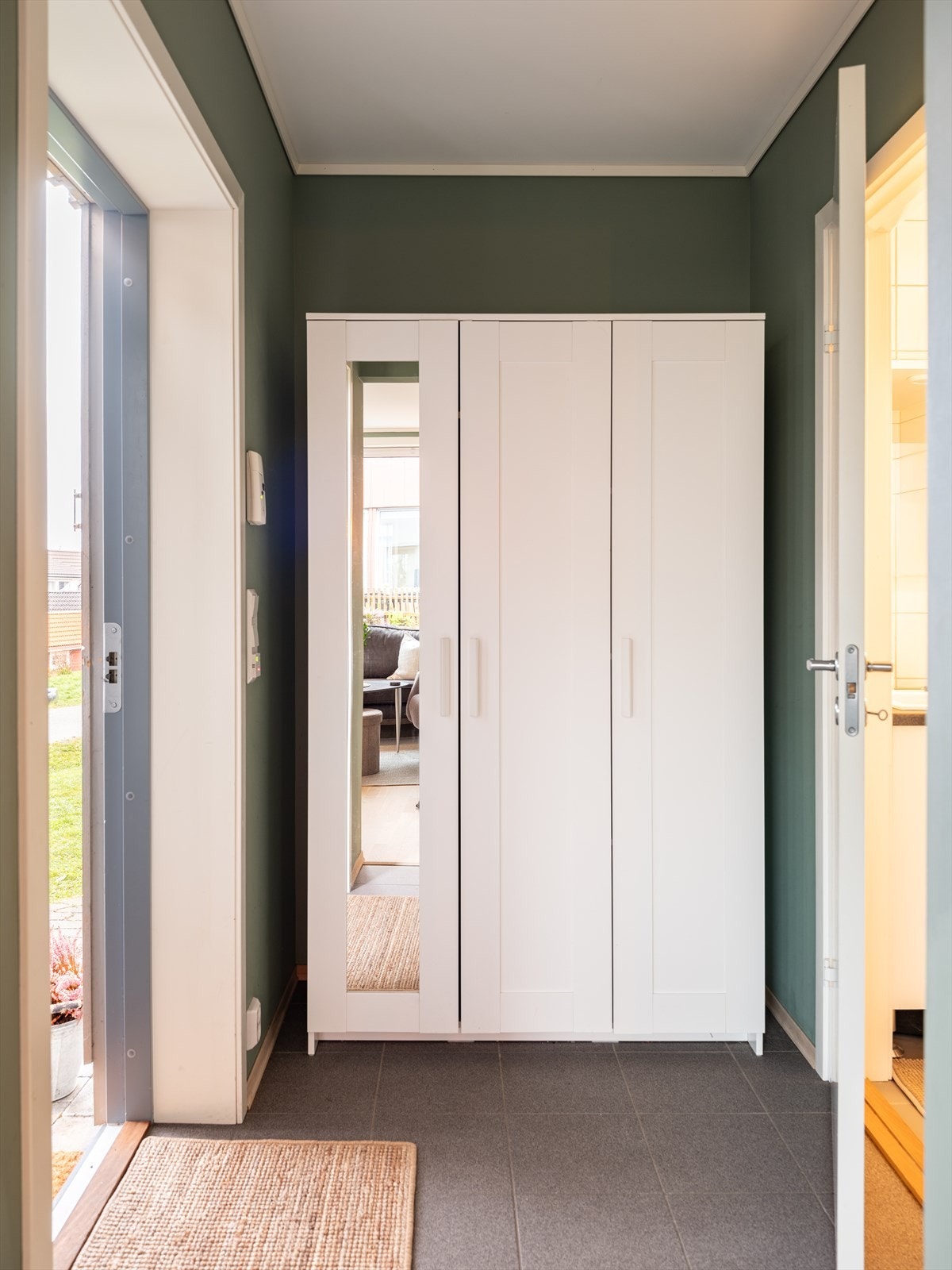 Når man kommer inn i boligen møtes man av en flislagt entré med gulvvarme og et romslig garderobeskap med god plass til yttertøy. Galleribilde