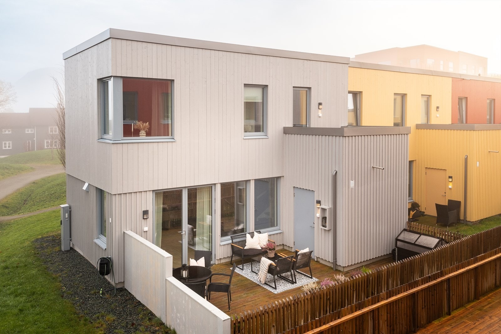 Velkommen til Solveig Abrahamsens veg 36C - et innbydende enderekkehus fra 2021 beliggende på familievennlige Reppe. Galleribilde